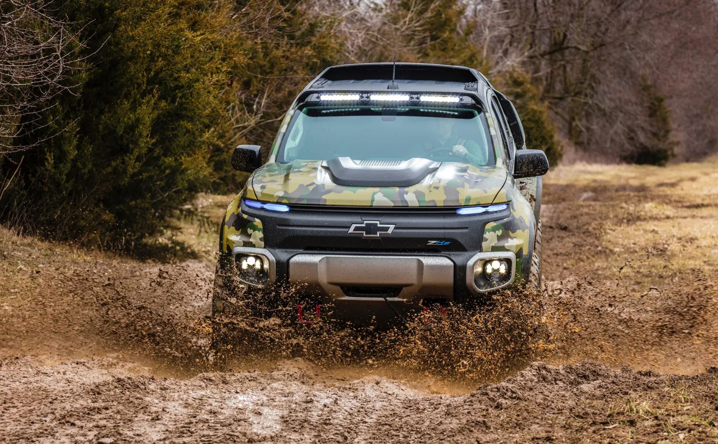 Podkraść się i uderzyć znienacka. Zbudowali niezwykły pojazd wojskowy i testują go na poligonie