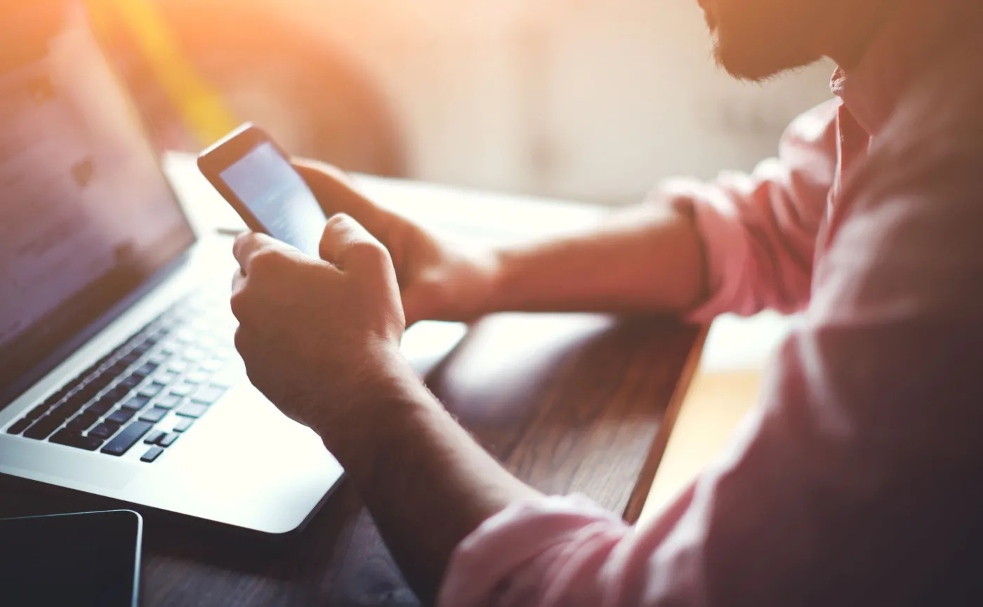 Mężczyzna ze smartfonem