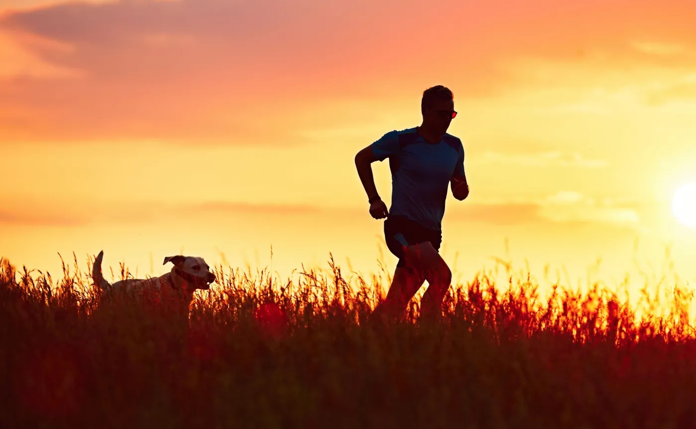 Mężczyzna biega z psem