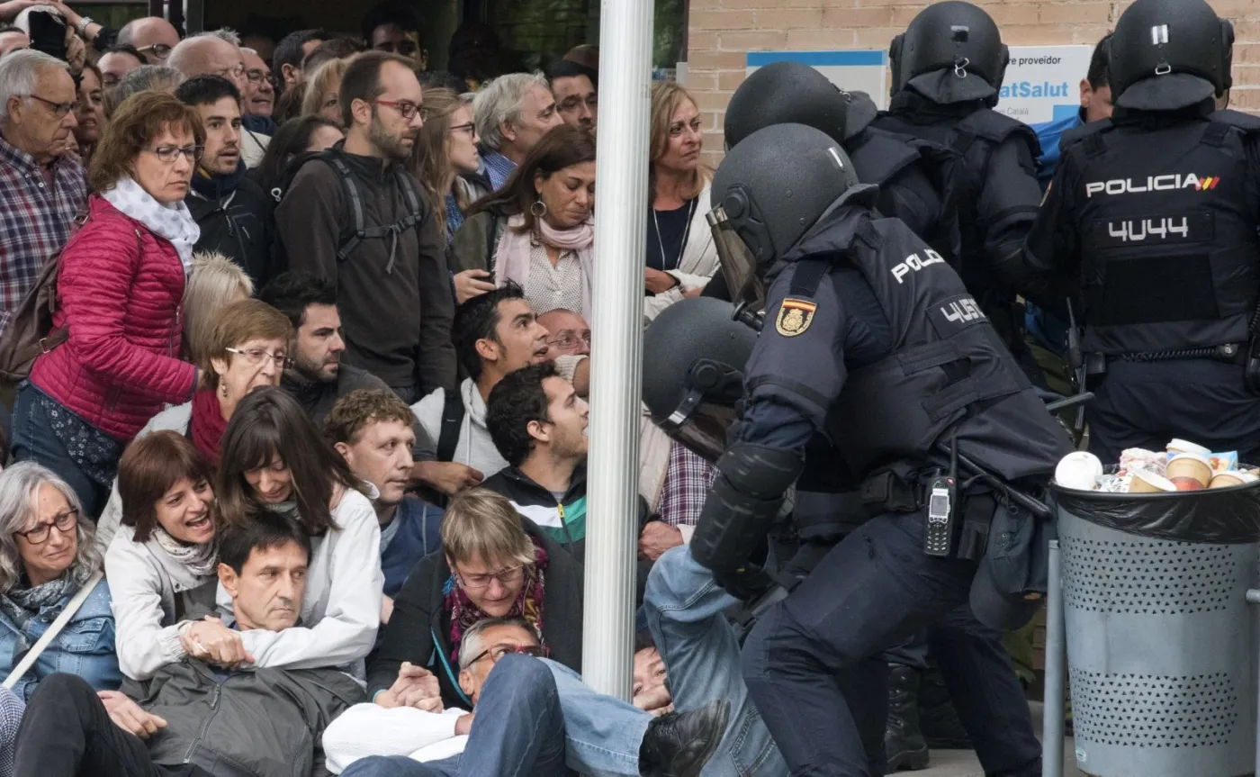 Starcia z policją w Barcelonie. Burmistrz miasta mówi o ponad 760 rannych. ZDJĘCIA z zajść podczas referendum