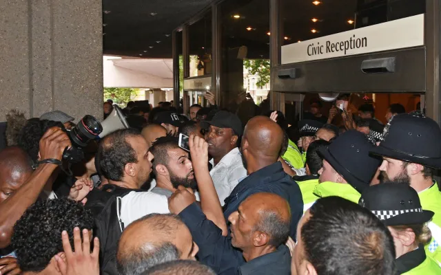 "Chcemy sprawiedliwości". Po pożarze w Londynie protest i szturm siedziby władz dzielnicy