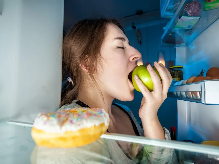 Kobieta jedząca jabłko