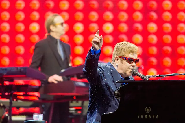 10294483-elton-john-w-sopocie.jpg