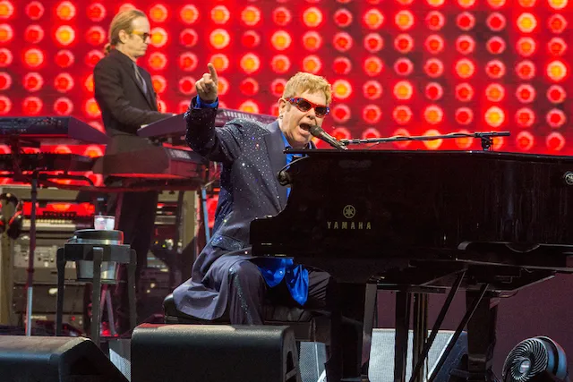 10294509-elton-john-w-sopocie.jpg