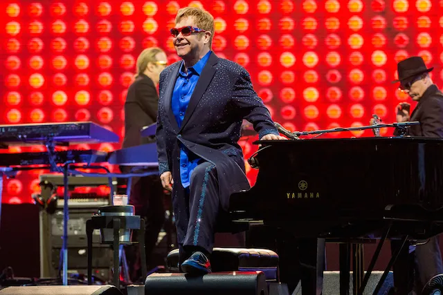 10294535-elton-john-w-sopocie.jpg