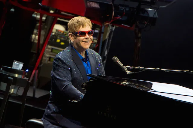 10294665-elton-john-w-sopocie.jpg