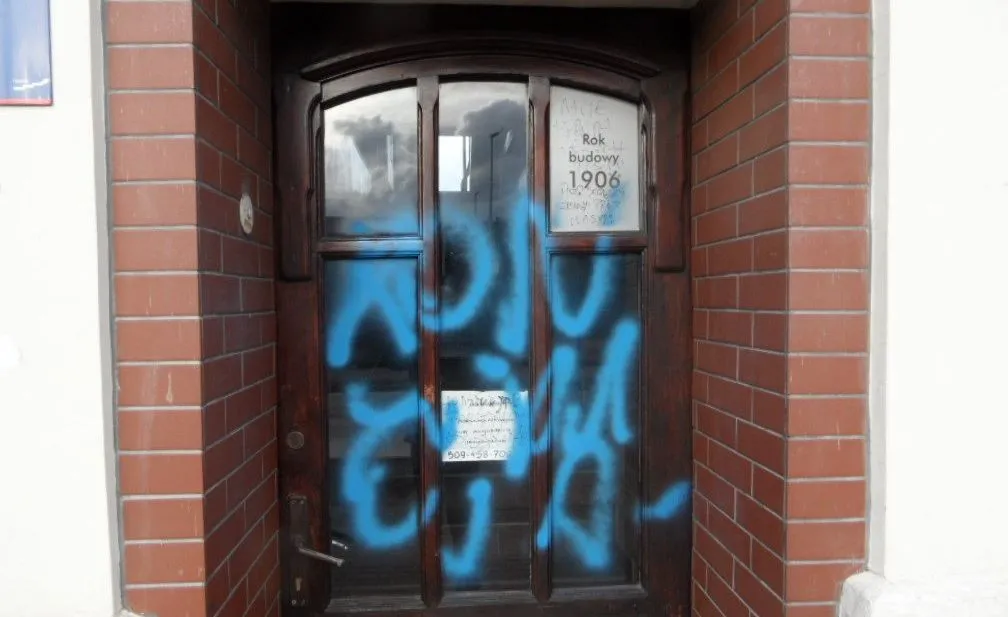 Zniszczone drzwi fot. Twitter Łukasz Schreiber