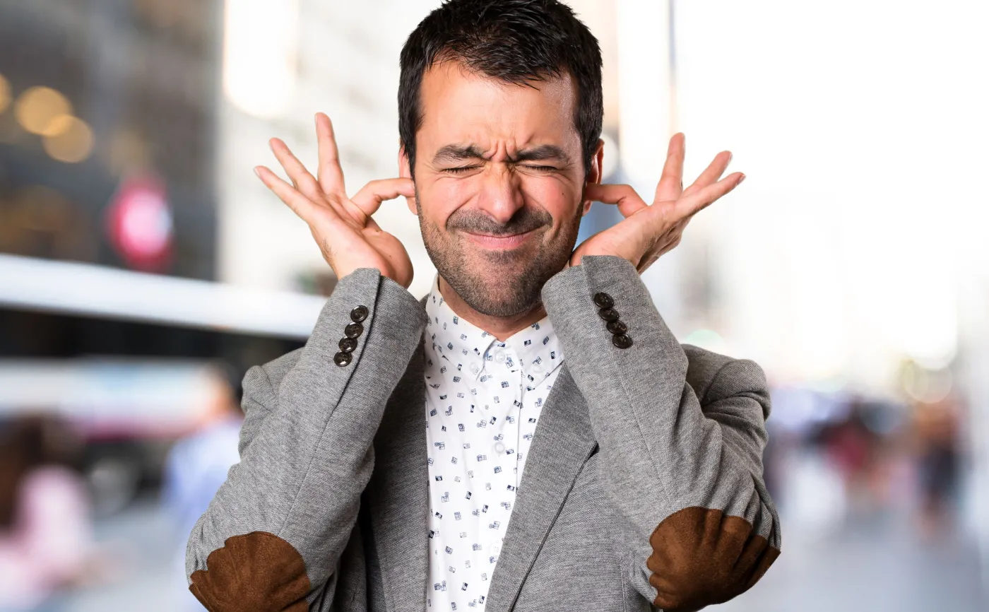 Mężczyzna zatyka uszy