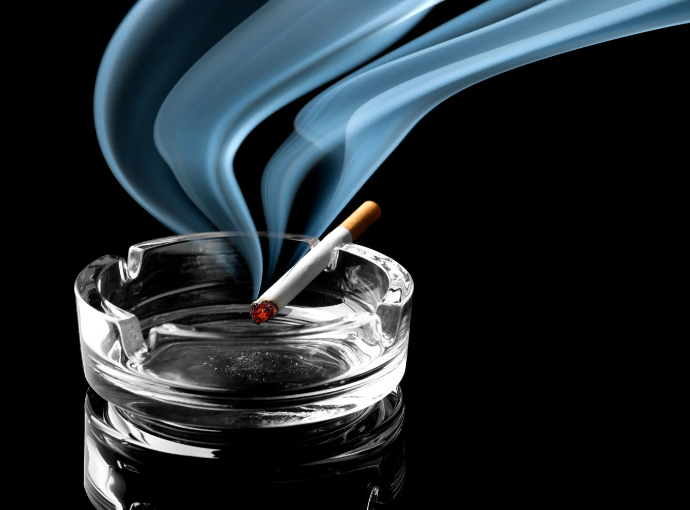 Papieros w popielniczce