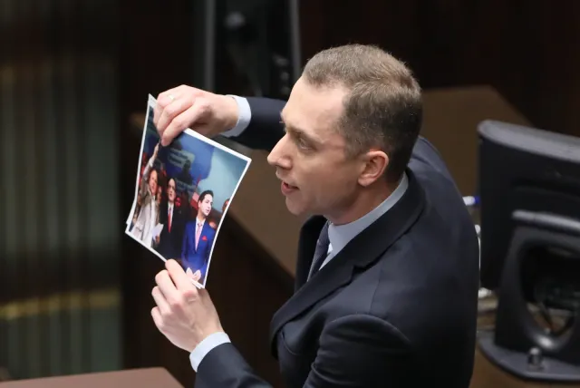 Tomczyk z PO: Nigdy nie myślałem, że pochwalę zmianę Macierewicza na Błaszczaka. A jednak...