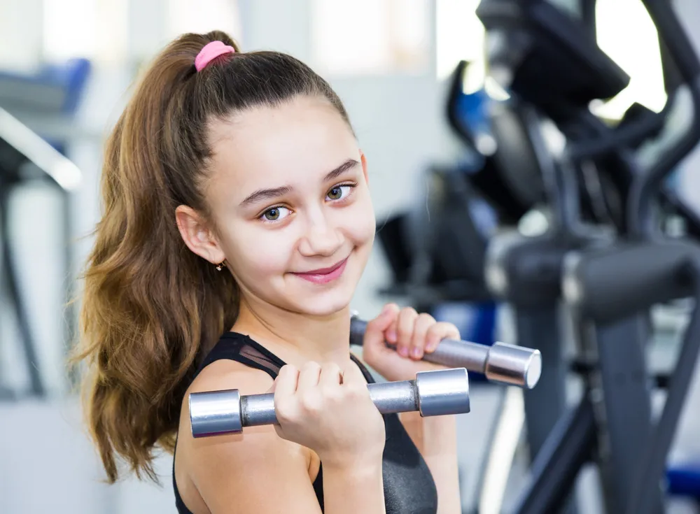 Dziecko na siłowni – kolejna modna fanaberia rodziców? Ekspert wyjaśnia