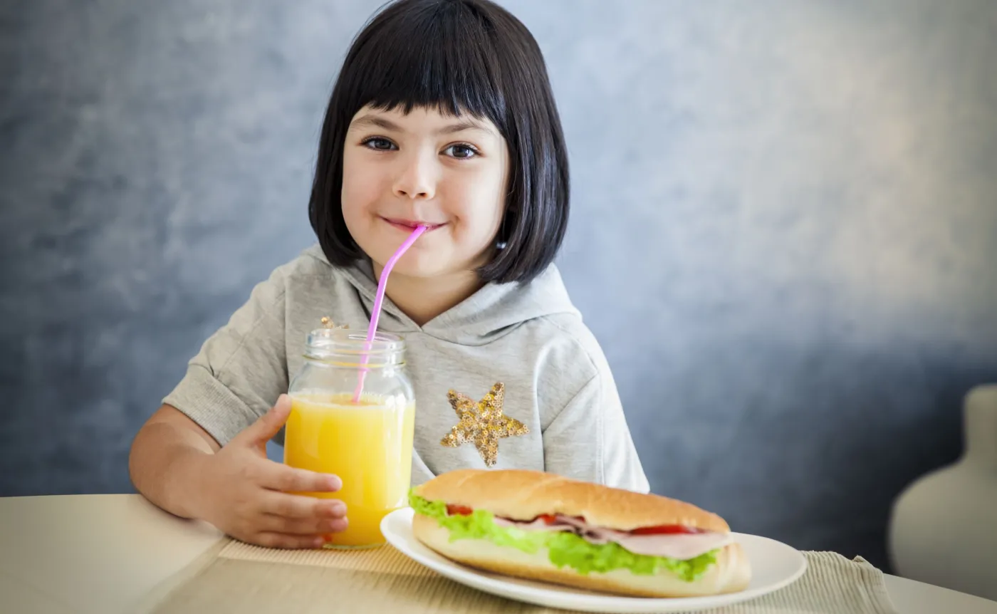 Dziewczynka pije sok