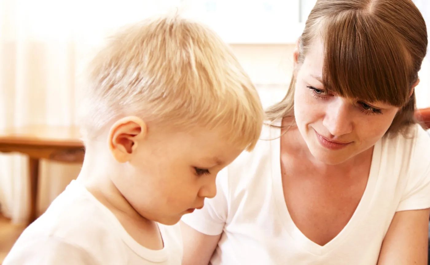 Mama rozmawia z synem