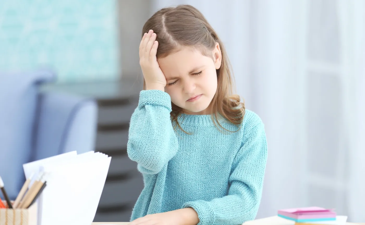 Dziecko z bólem głowy