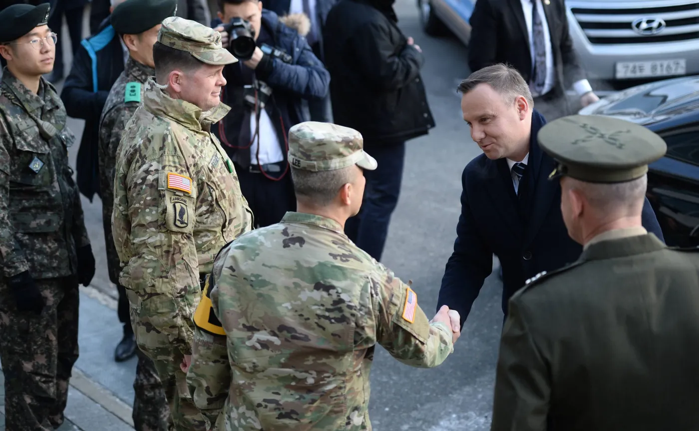 "Żołnierze patrzą przez lornetkę z odległości 30 cm". Prezydent Duda odwiedził strefę zdemilitaryzowaną