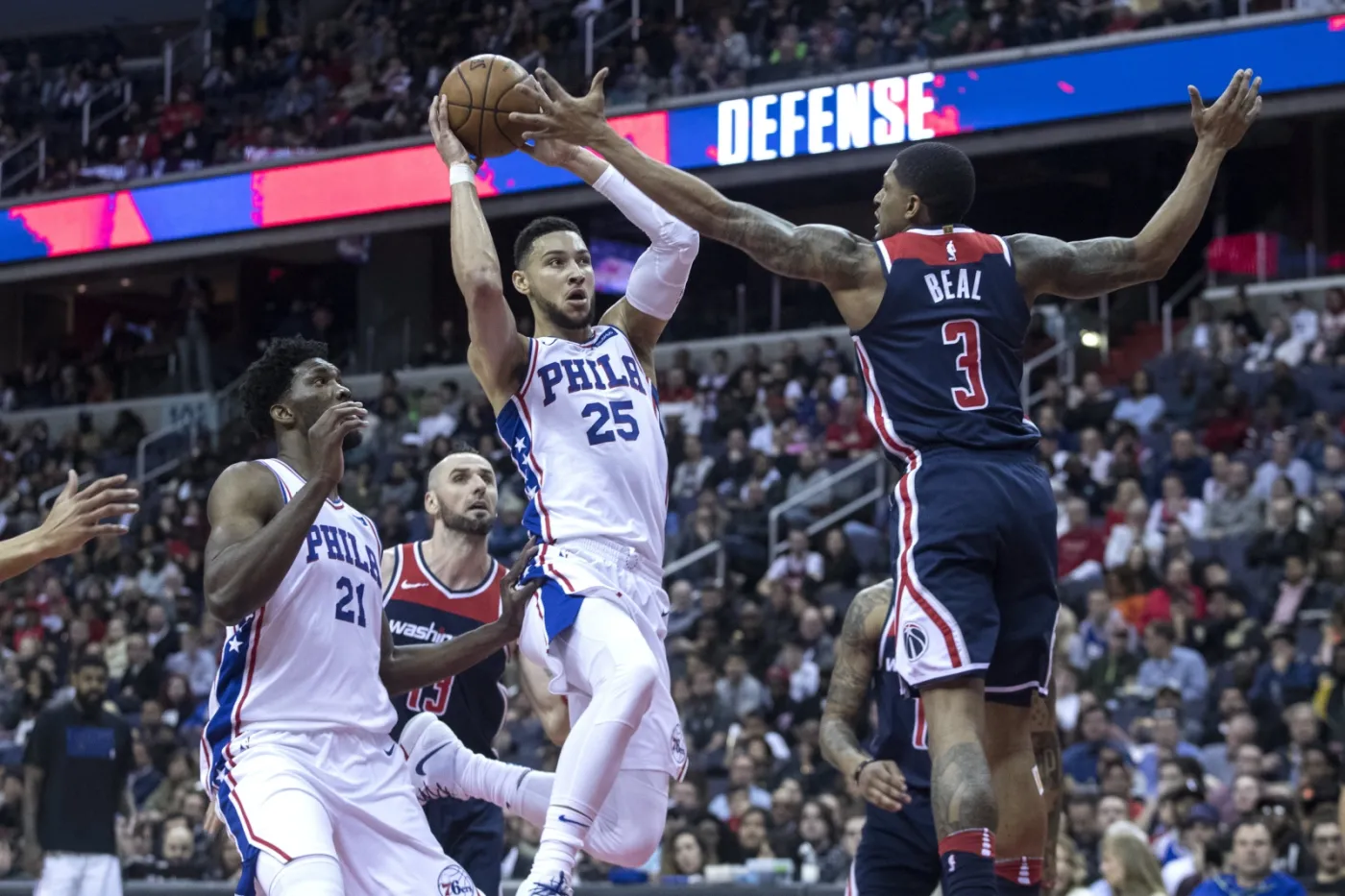 Marcin Gortat (z tyłu)