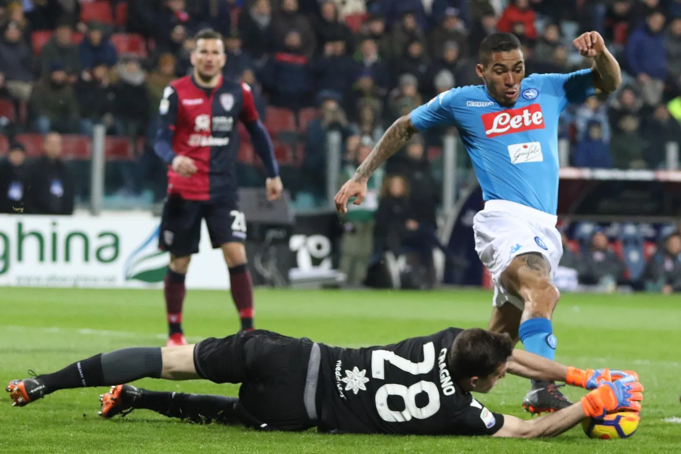 Liga włoska: Dziesiąte z rzędu zwycięstwo Napoli. Zieliński wszedł z ławki. Milik nie zmieścił się w kadrze meczowej