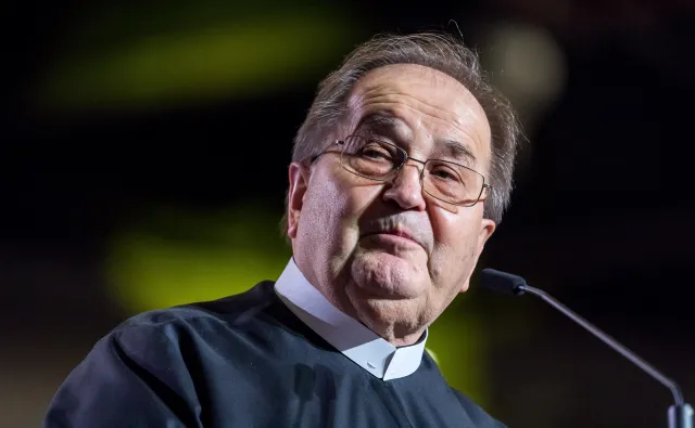 "Sprawdzamy, czy wszystko zrobiono zgodnie z prawem". Sprawa aut od bezdomnego dla o. Rydzyka dotarła do Warszawy