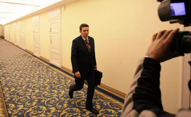 "Rosyjski łącznik"? Nieścisłości wokół byłego wiceministra obrony. Zespół śledczy PO żąda dymisji szefa SKW