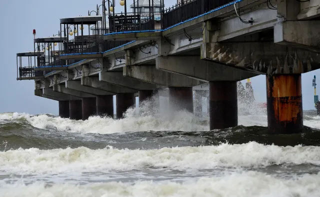 Wichury nad Polską. Są ofiary śmiertelne, wiatr uszkodził rurociąg w gazoporcie w Świnoujściu