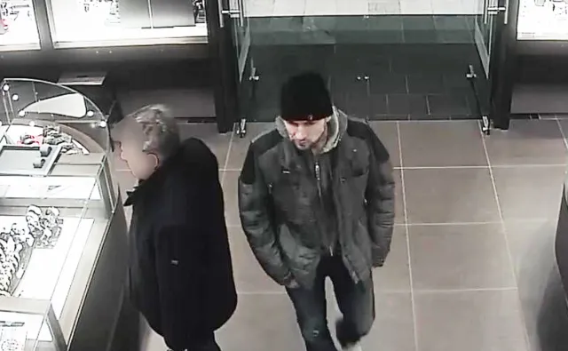 Miał ukraść biżuterię i zegarki za ponad 700 tys. złotych. Poszukuje go stołeczna policja