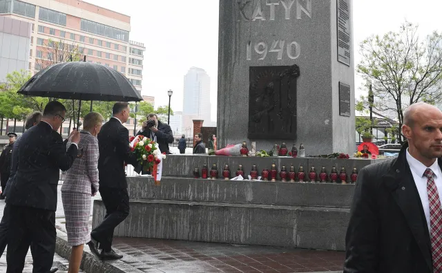 Prezydent Duda spotkał się z burmistrzem Fulopem. W prezencie otrzymał miniaturę Pomnika Katyńskiego