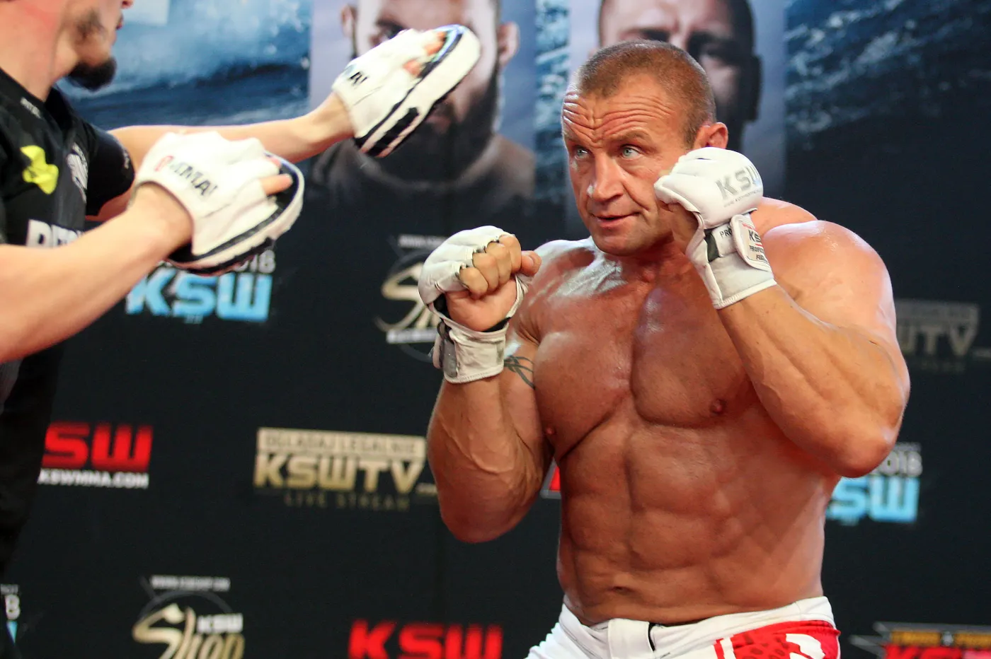 Oświeciński brutalnie znokautowany. Pudzianowski poddał się po 1 minucie i 51 sekundach