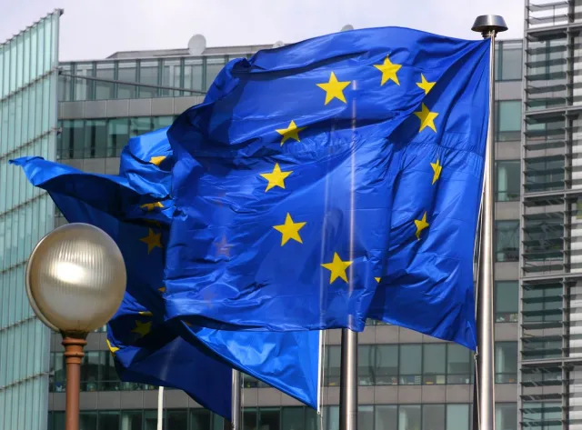 Niemiecki prawnik: Instytycje unijne mają powody, by mieszać się w spór o TK