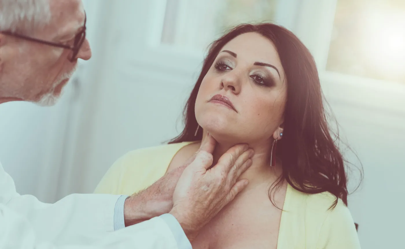 Lekarz bada tarczycę