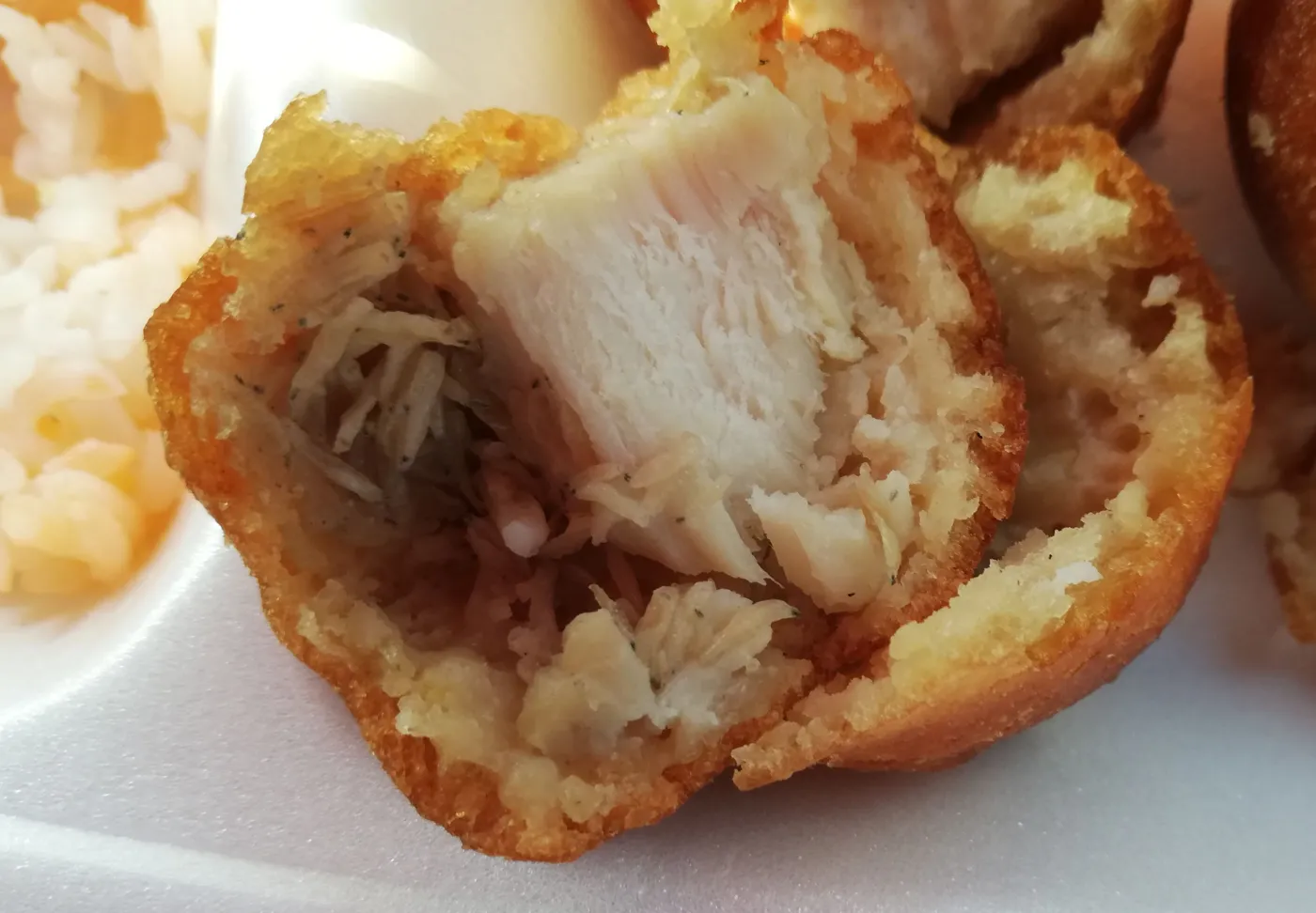 Larwy owadów w cieście