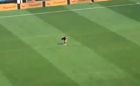 Kibic wbiegł na murawę