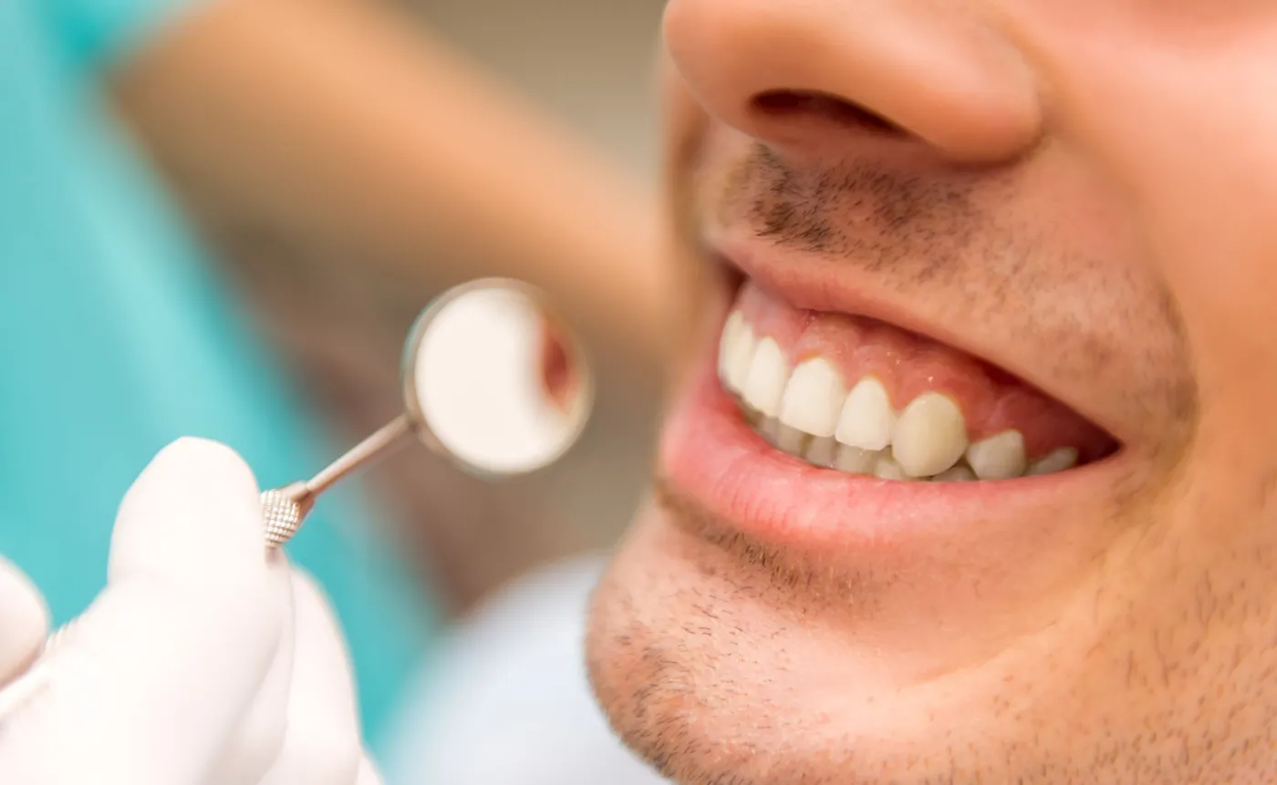 Mężczyzna u dentysty