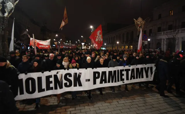 Miesięcznice smoleńskie to nie zgromadzenia publiczne, tylko prywatne spotkania. Sąd: Obywatele RP niewinni