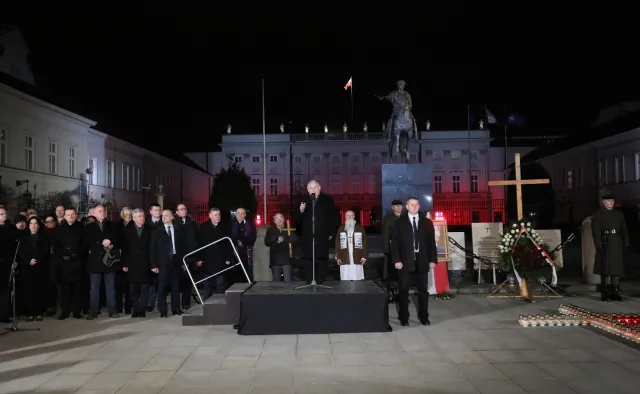 "Cykliczna impreza Kaczyńskiego". PO chce, żeby NIK zbadał wydatki państwa na ochronę miesięcznic smoleńskich
