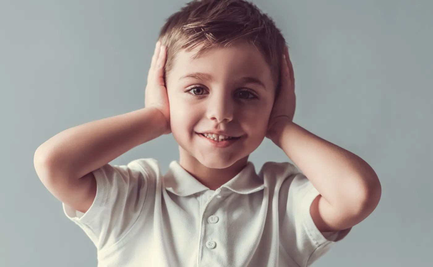 Dziecko zakrywa uszy