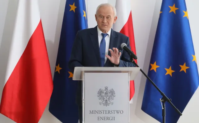 Tchórzewski twierdzi, że "w sprawach elektromobilności" Polska staje się liderem w Europie. I dziękuje Kurskiemu