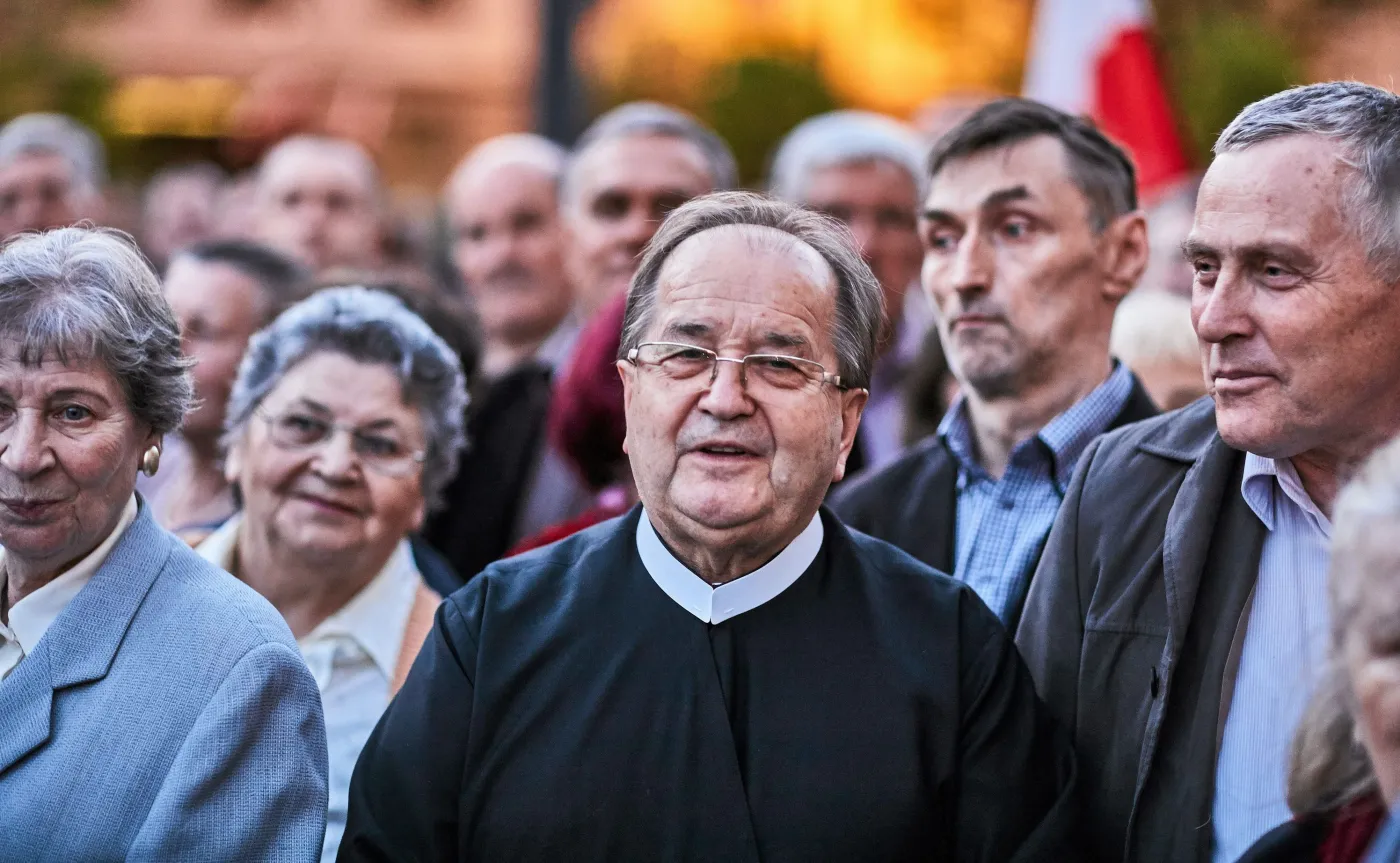 Poszukiwanie samochodów od bezdomnego. Sprawa darowizny dla ojca Rydzyka wjeżdża na nowy tor