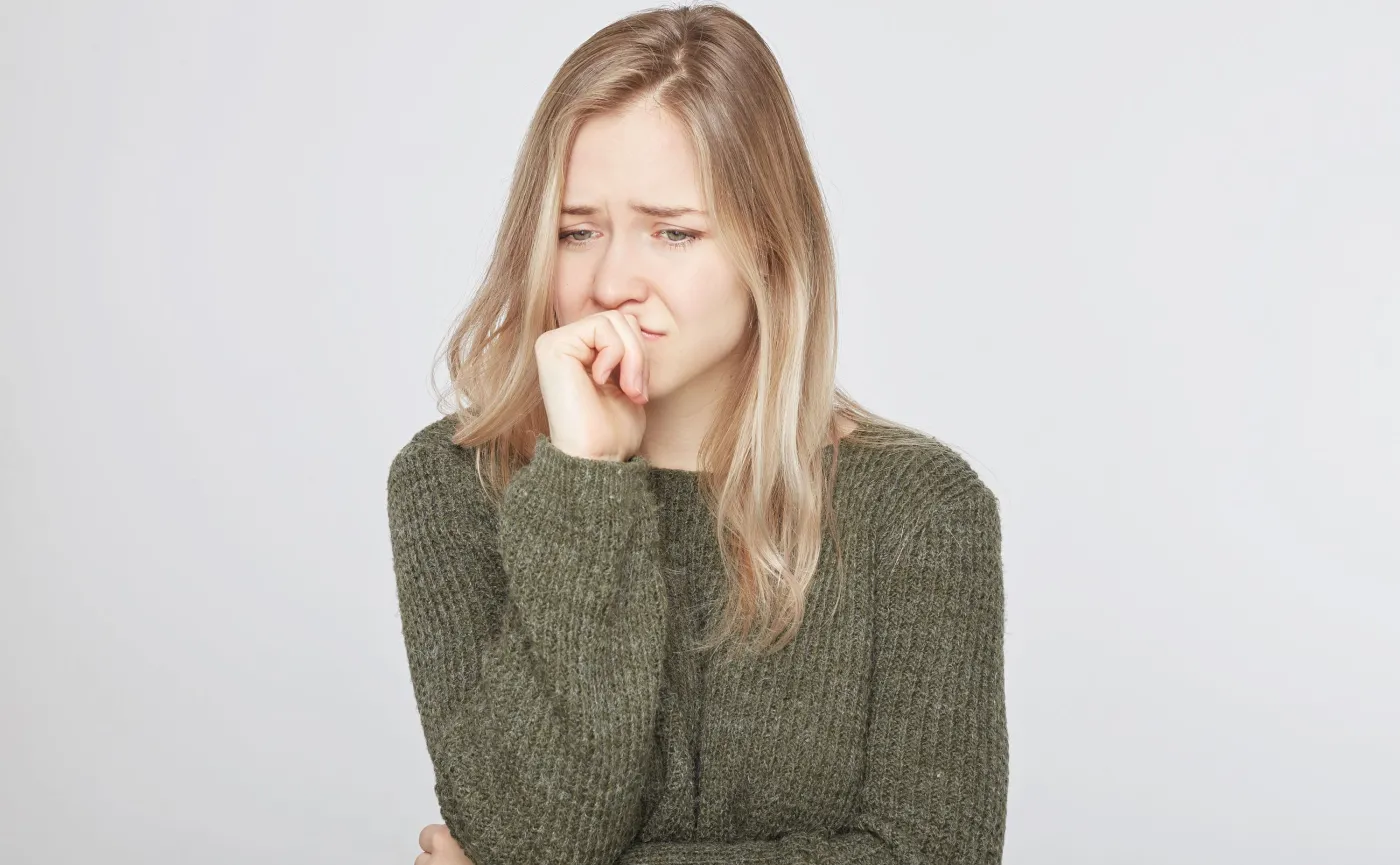 Kobieta zasłania usta