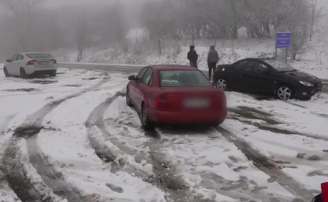 Zima zaskoczyła kierowców na Dolnym Śląsku. "Bez łańcuchów nie ma szans"