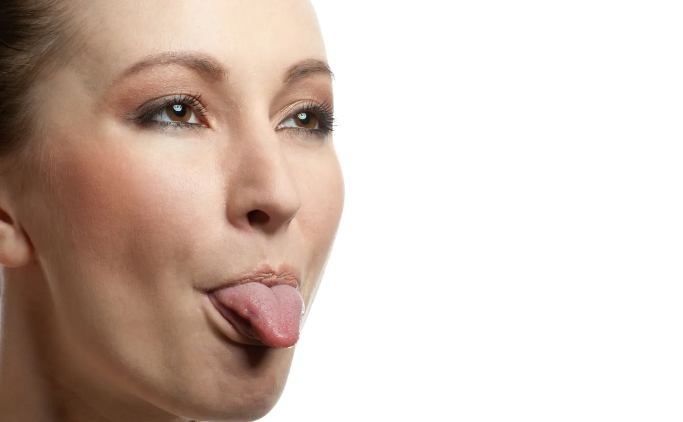 Kobieta pokazuje język