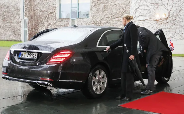Metafora Brexitu? Premier Wielkiej Brytanii zatrzasnęła się w aucie przed spotkaniem z kanclerz Niemiec