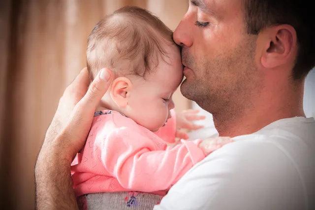 Tatusiowie na pokaz? Polacy obawiają się korzystania z urlopów rodzicielskich