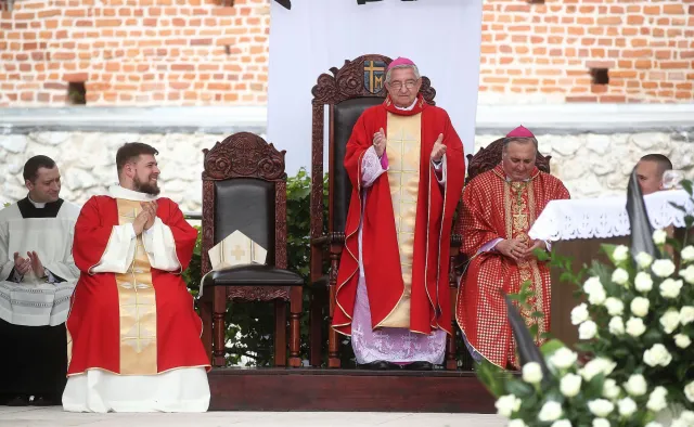 Abp Głódź: W Polsce rozbrzmiewa wobec Boga słowo "nie". Trzeba postawić tamę antychrześcijańskiej agresji