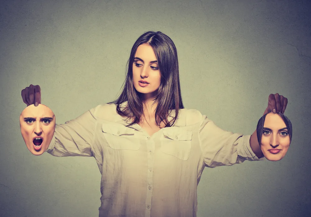 Kobieta trzyma maski