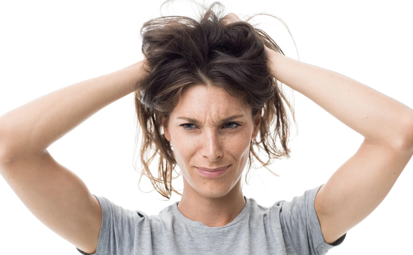 Kobieta dotyka włosów
