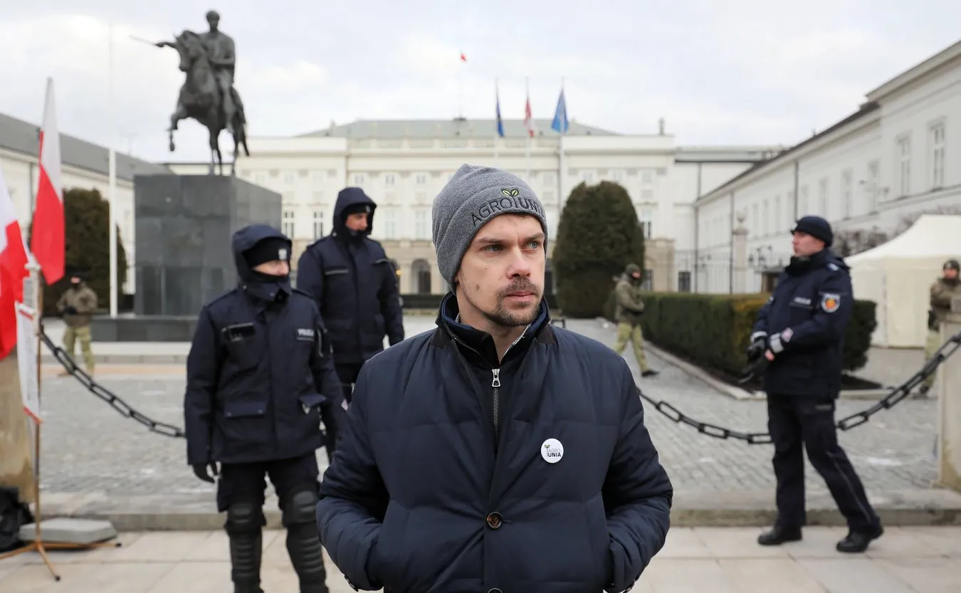 To on wiedzie lud wsi na barykady. Czy będzie drugim Lepperem?