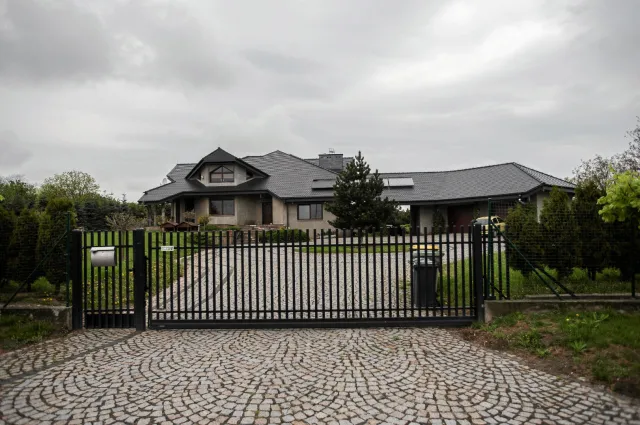 Jak mieszka Paweł Kukiz? "Obejścia pilnują dwa wielkie owczarki"