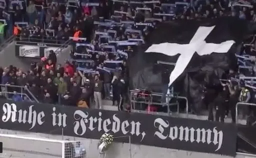 Niemieccy kibice uczcili pamięć zmarłego neonazisty [WIDEO]