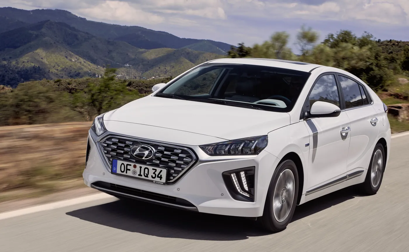 12547695-hyundai-ioniq-hybrid.jpg