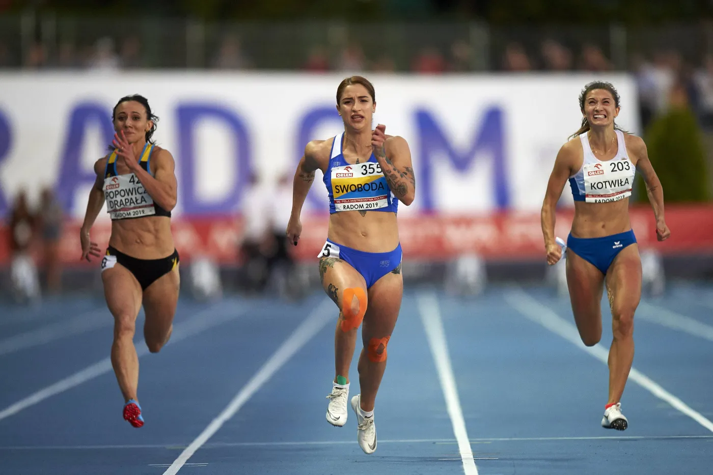 Ewa Swoboda (w środku)